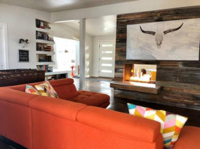 Mountain Views + EV charger. Sleeps 8 Great Price!